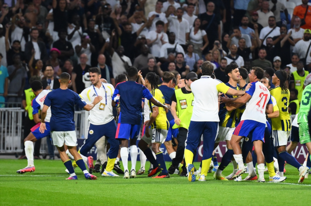 Fenerbahçe Lyon'u sadece Şampiyonlar Ligi'nden etmedi! Fransız ekibinde büyük kriz