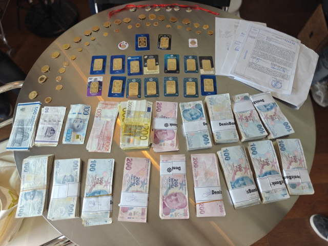 Gözaltına alınan Manifest grubunun menajeri Tolga Akış'ın evinden servet çıktı