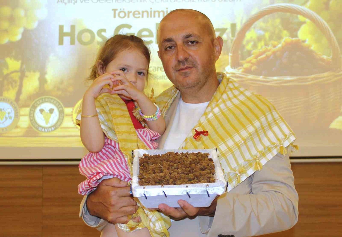 Manisa'da Kuru Üzüm Sezonu 4 Bin TL'lik Sembolik Satışla Açıldı
