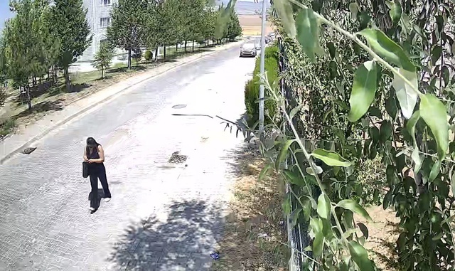 Altınları almak üzereydi! Küçük çocuğun tek hareketi planı bozdu