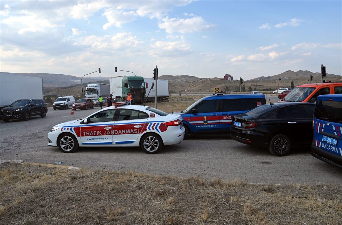 Kırıkkale'de Otobüs-Tır Kazası: 1 Yaralı