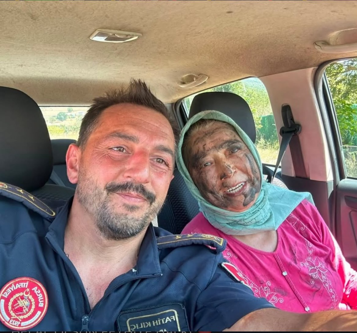 Hastalığını unuttu, alevlere koştu...65 yaşındaki Hanife Teyze alevlerin önüne geçti