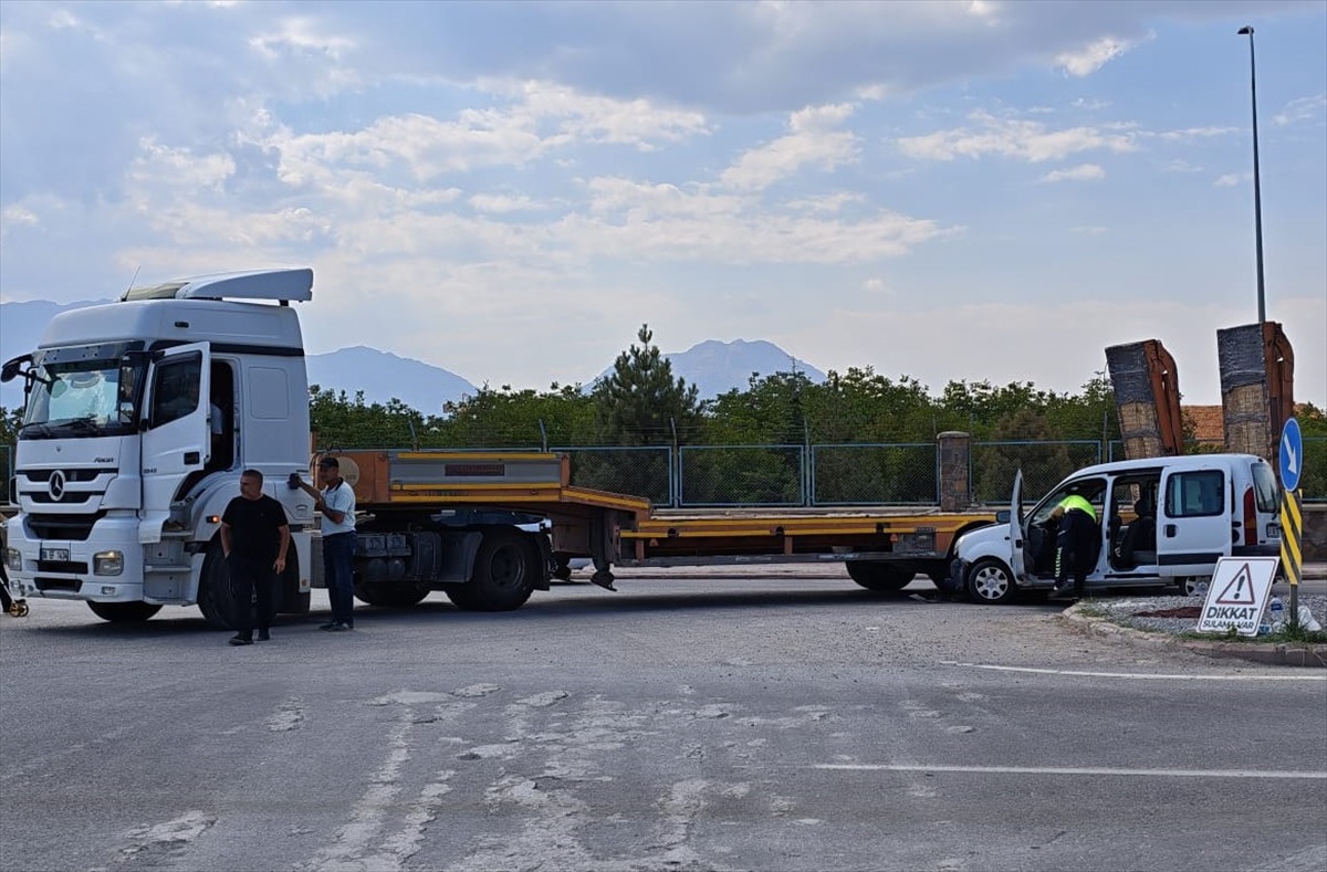 Konya\'da Trafik Kazası: 5 Yaralı