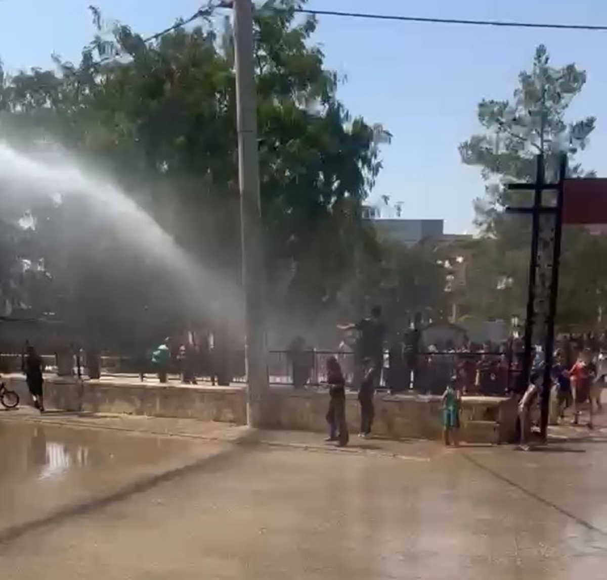 Sıcak Havada Çocuklara Su Sürprizi