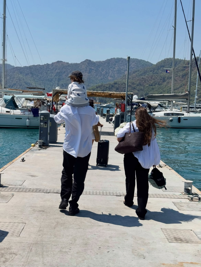 Mutlu aile tablosu! Neslihan Atagül ve Kadir Doğulu'dan tatil pozları