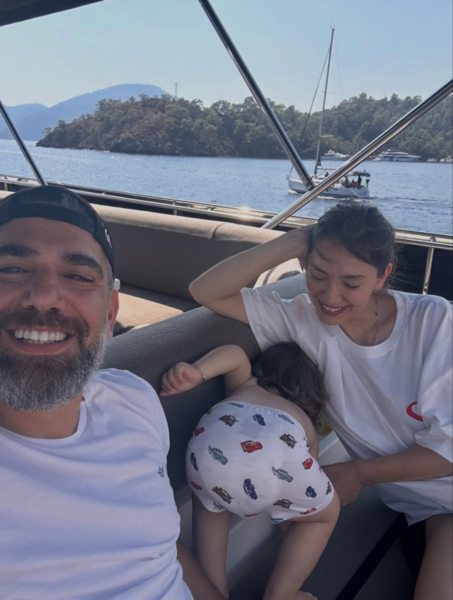 Mutlu aile tablosu! Neslihan Atagül ve Kadir Doğulu'dan tatil pozları