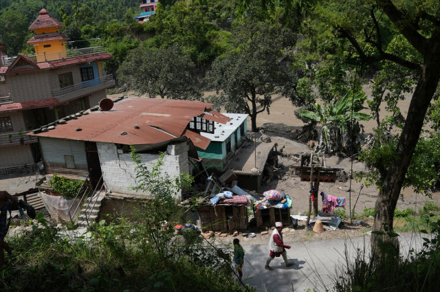 Nepal'deki felakette dehşet anları kamerada: Son anda kurtuldular