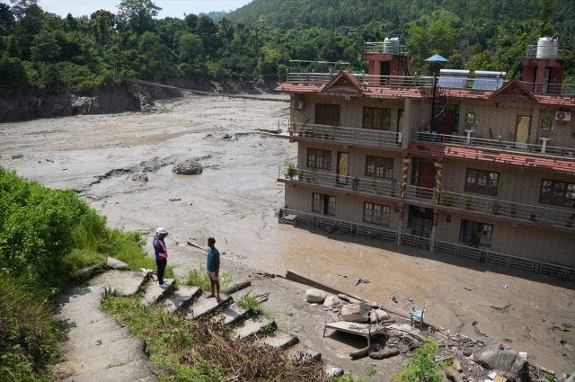 Nepal'deki felakette dehşet anları kamerada: Son anda kurtuldular