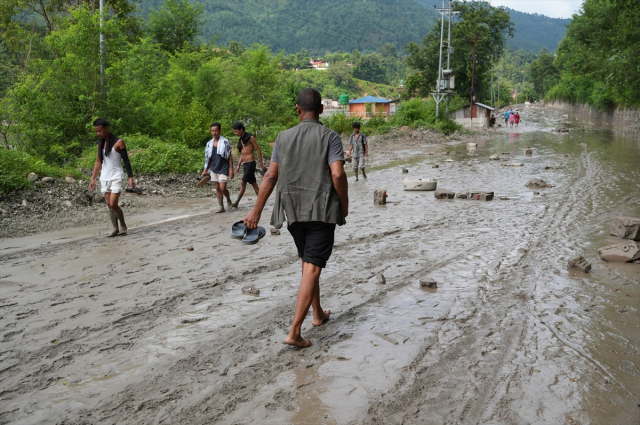 Nepal'deki felakette dehşet anları kamerada: Son anda kurtuldular