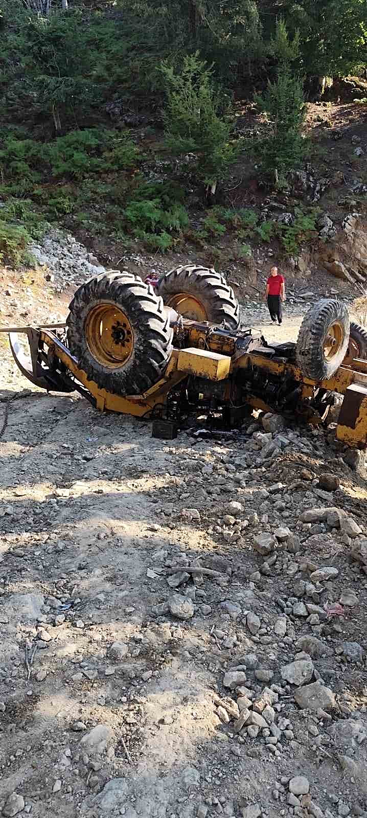 Osmaniye’de iş makinesi devrildi, operatör yaralandı