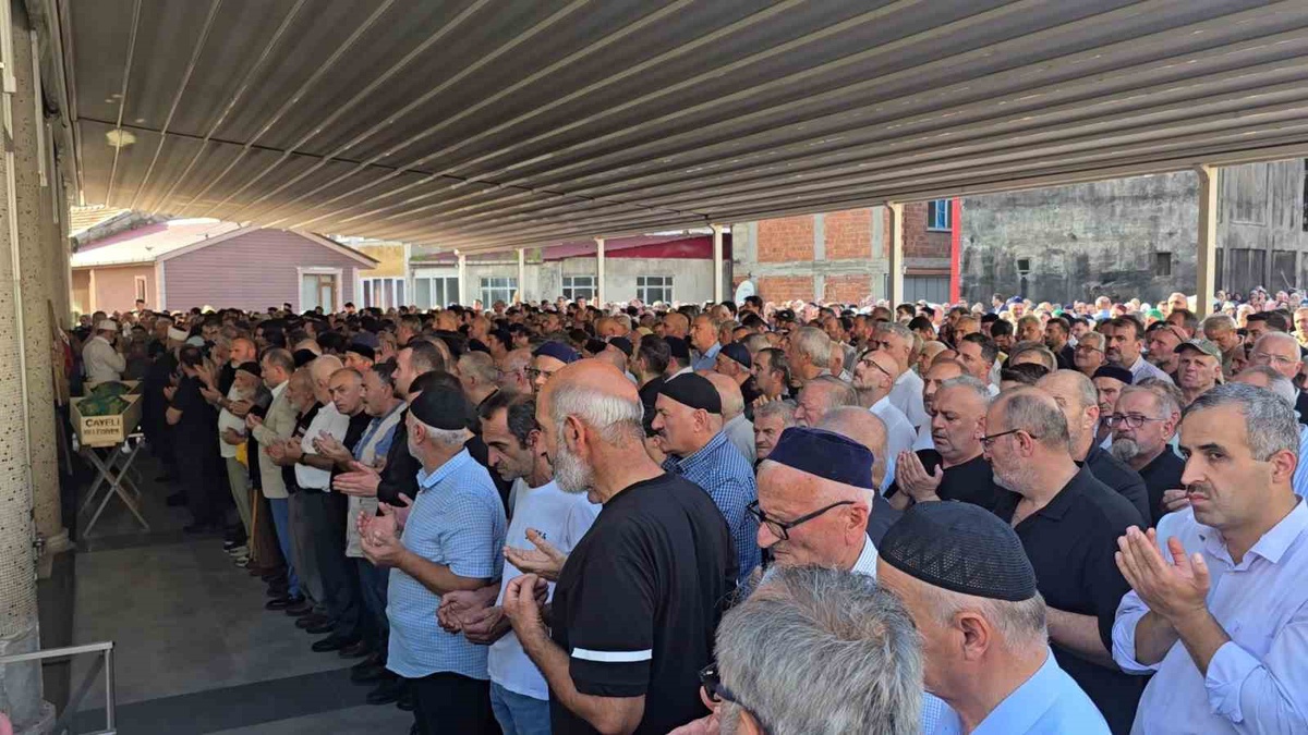 Rize’de denizde boğulan iki kardeş son yolculuklarına uğurlandı