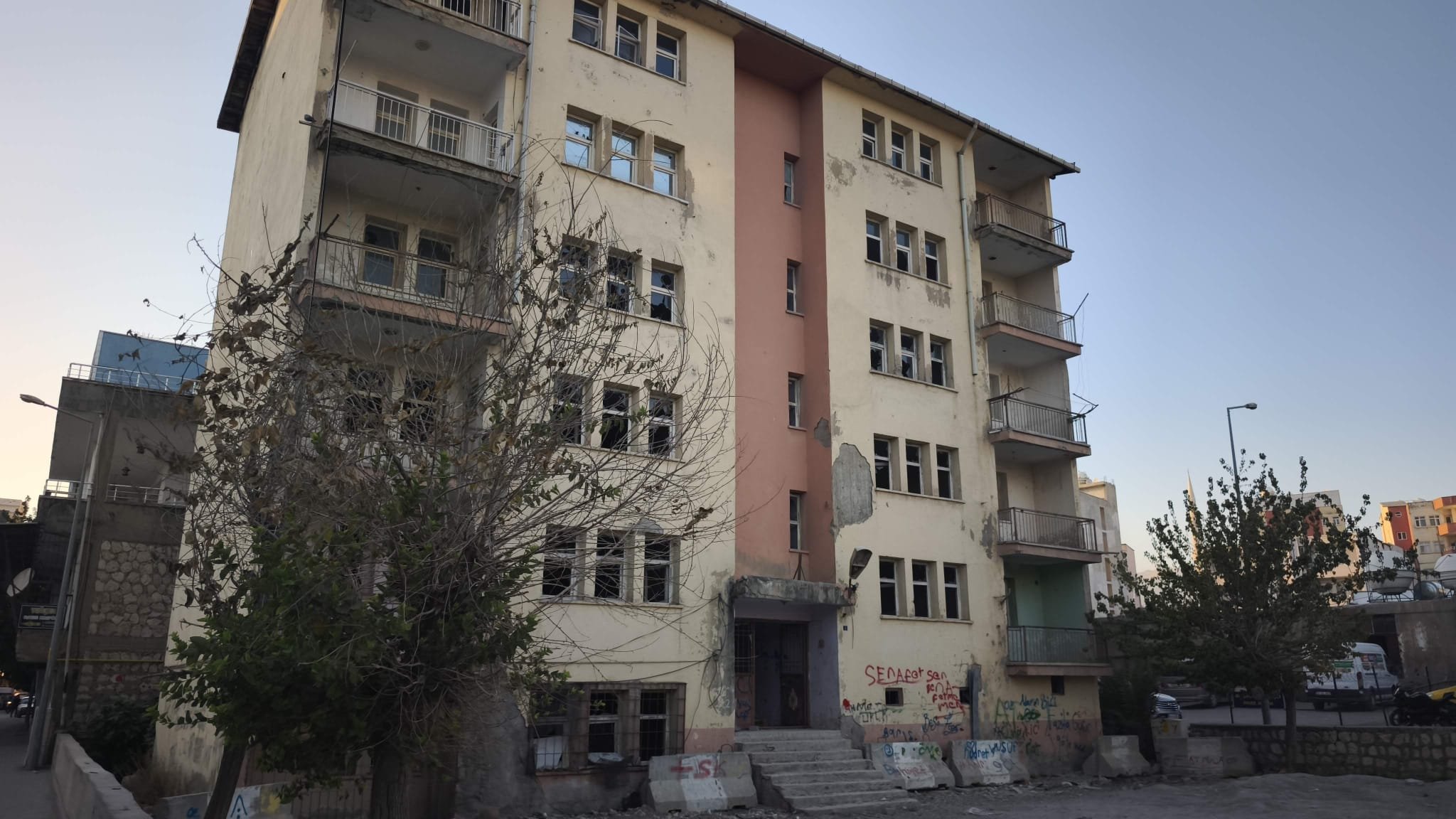 Silopi'de Eski <a class='keyword-sd' href='/polis/' title='Polis'>Polis</a> Lojmanları Yıkılıyor