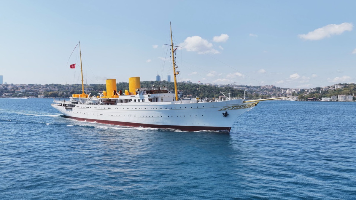 TCG Savarona İstanbul Boğazı'nı Geçti