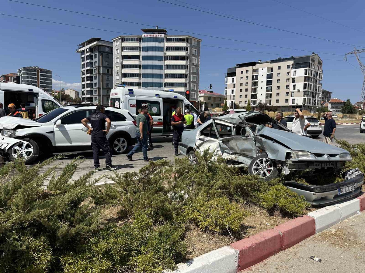 Uşak'ta Kaza: 3 Yaralı
