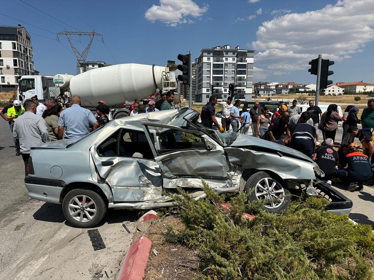 Uşak\'ta Trafik Kazası: 3 Yaralı