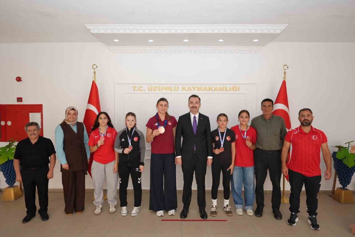 Başarılı Güreşçiler Kaymakam'ı Ziyaret Etti