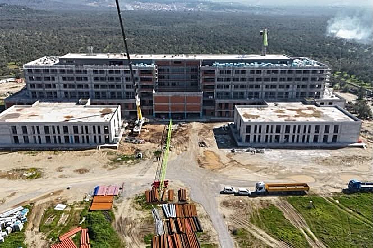 Vali Ustaoğlu Yeni Hastane İnşaatını Ziyaret Etti