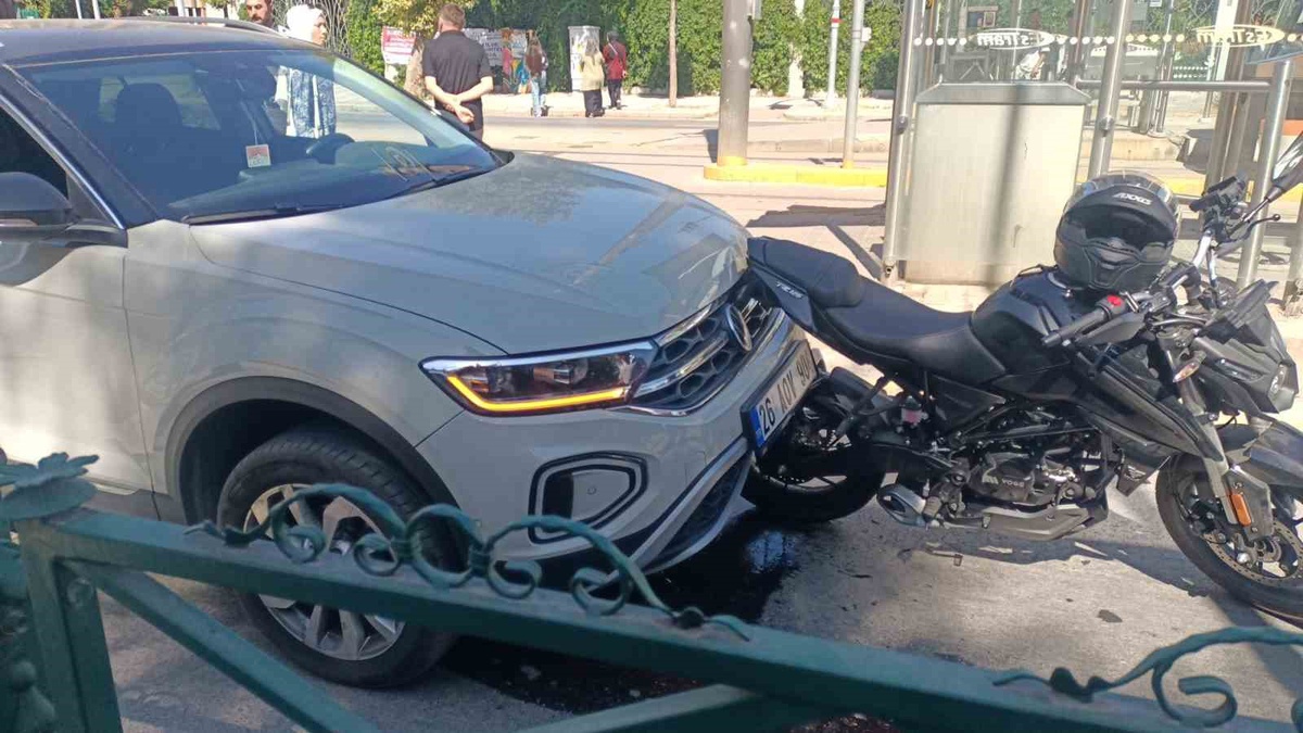 Eskişehir'de yayalara yol veren motosikletliye arkadan çarpma