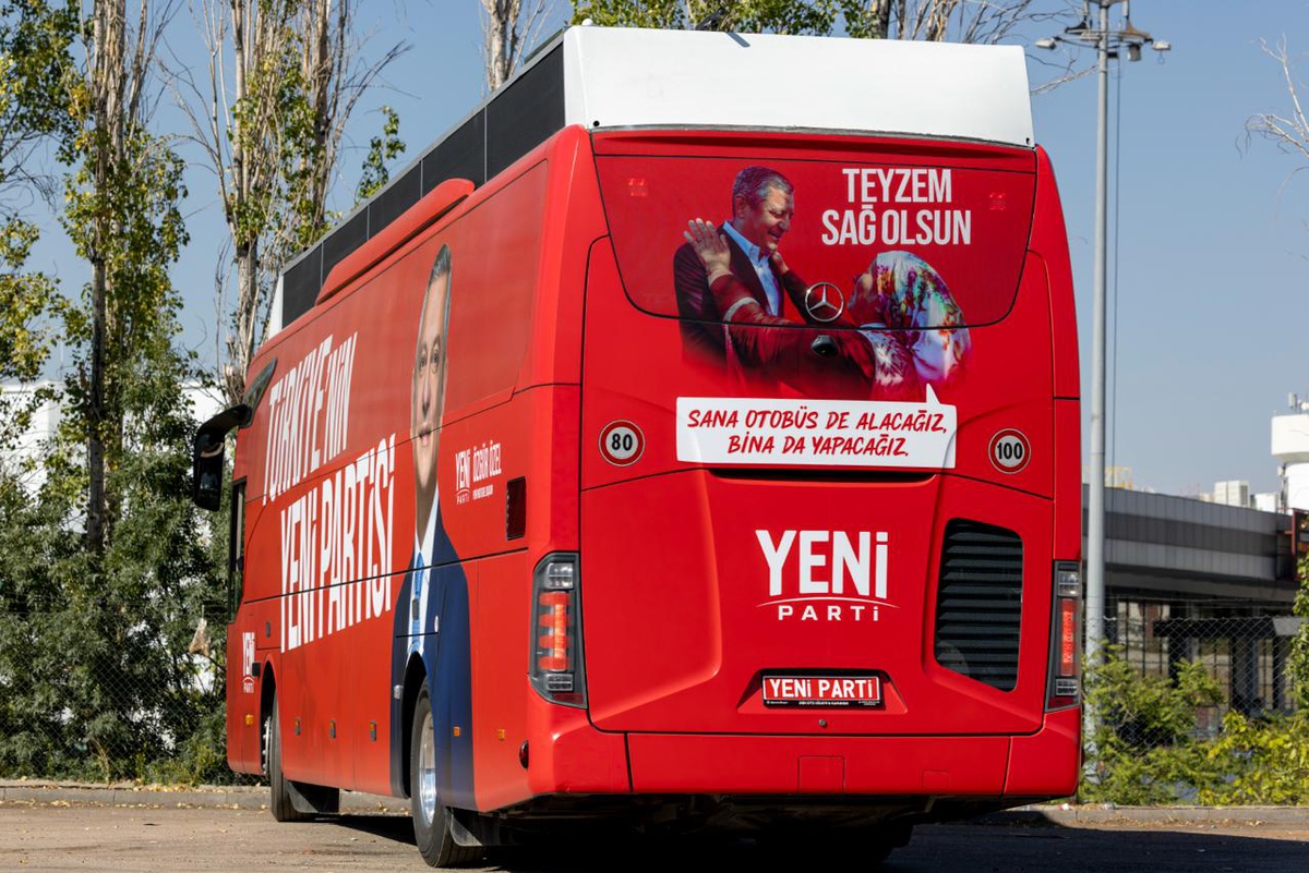Yeni Parti\'nin ilk otobüsü sahaya indi: Üzerindeki sözler dikkat çekti