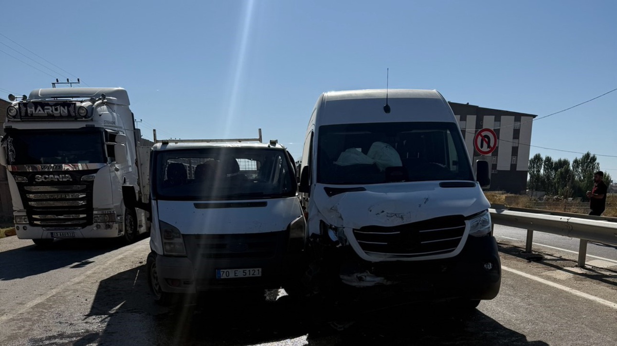 Yüksekova'da Minibüs ve Kamyonet Çarpıştı: 10 Yaralı