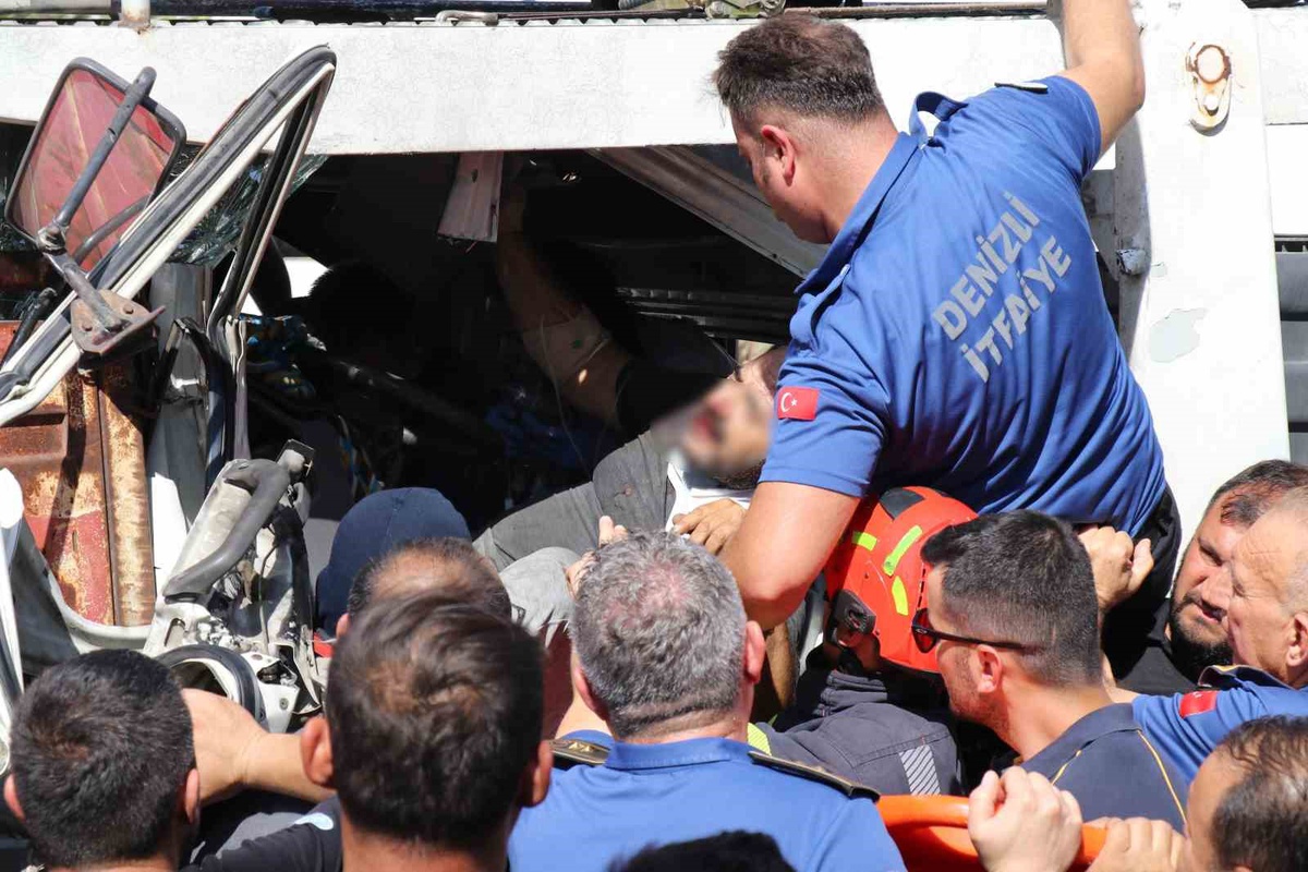 Denizli'de Tır ve Kamyonet Çarpıştı: İki Yaralı