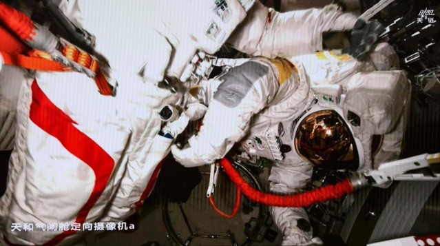 Çin Astronotları İlk Uzay Yürüyüşünü Tamamladı