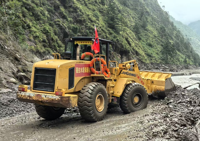 Xizang'da Heyelan: Yol Temizleme Çalışmaları Başladı