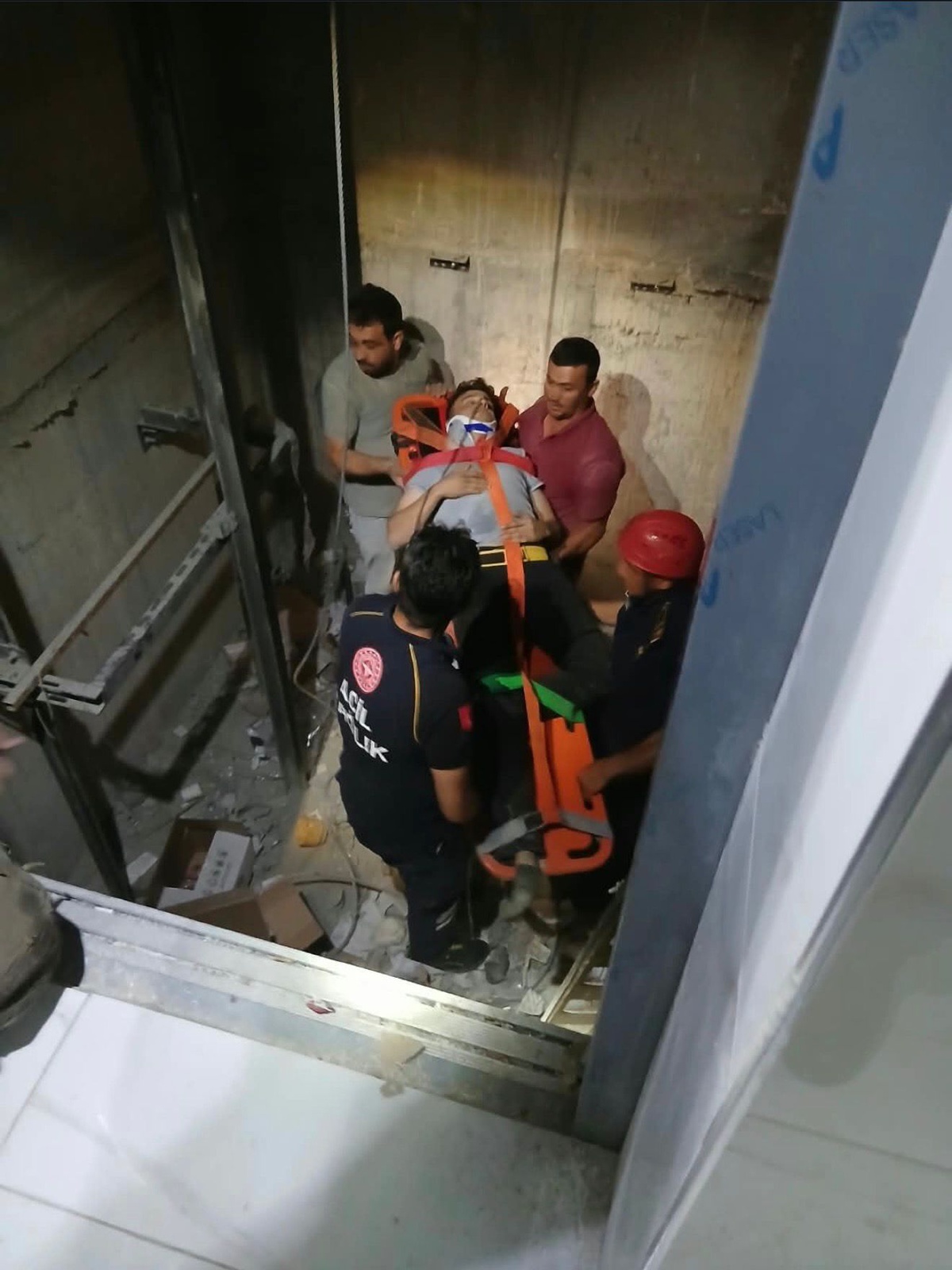 Polatlı'da iki ayrı kaza: Biri asansör boşluğuna, biri çukura düştü