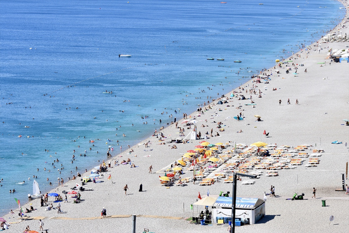 Antalya'da Sıcak Hava Yoğunluğu Artırdı