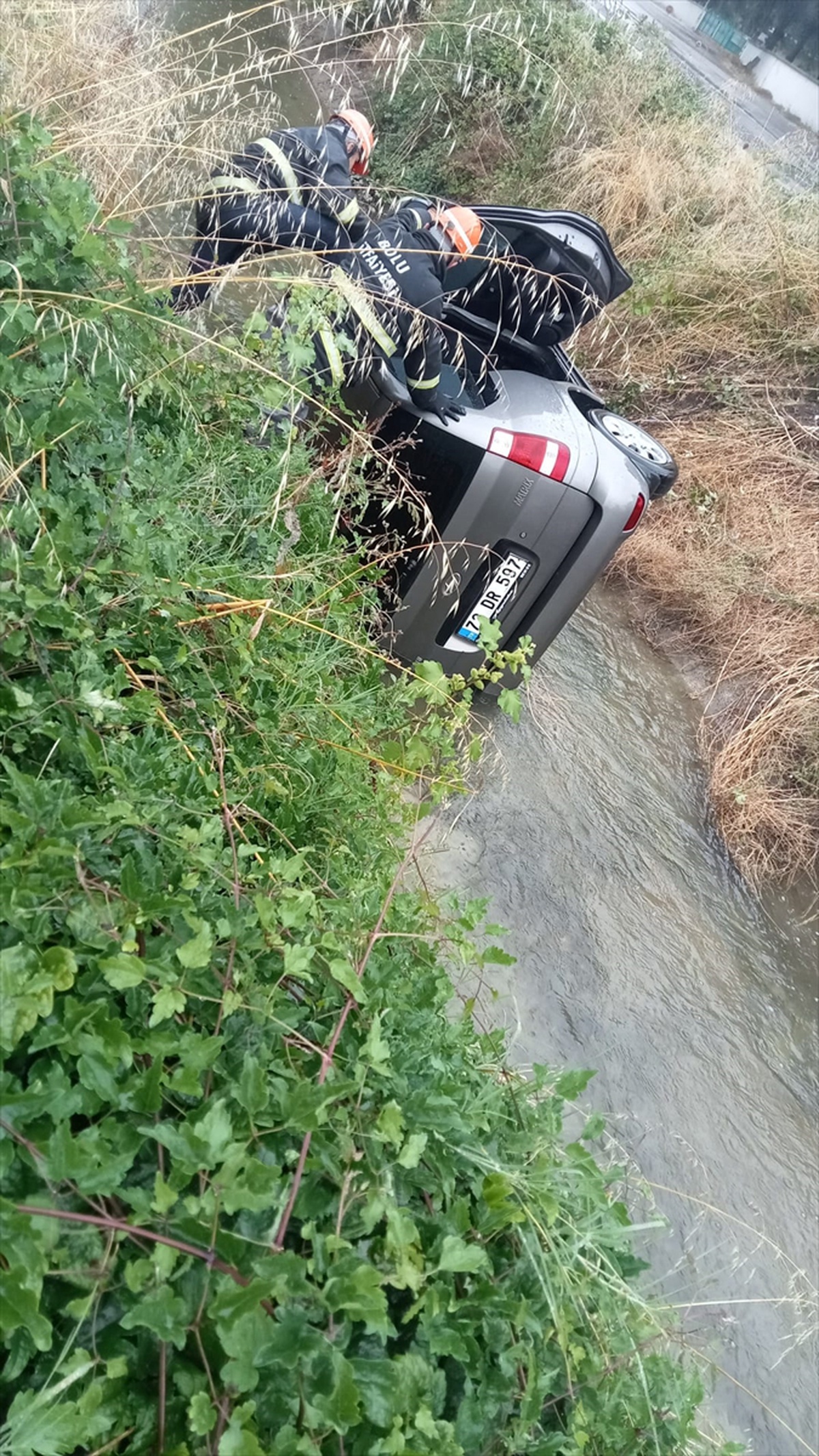 Bolu'da Araç Su Kanalına Düştü