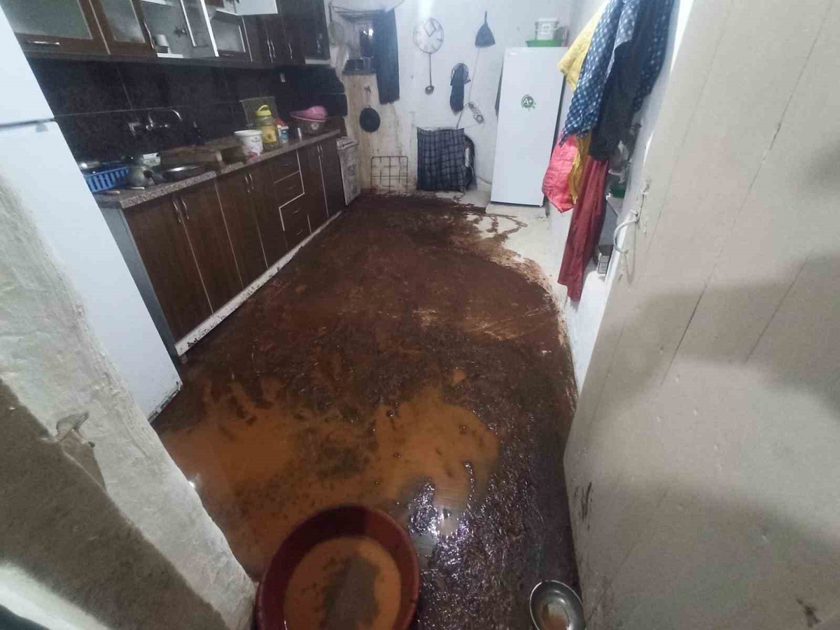 Bozkır'da Şiddetli Yağış ve Dolu Hayatı Olumsuz Etkiledi