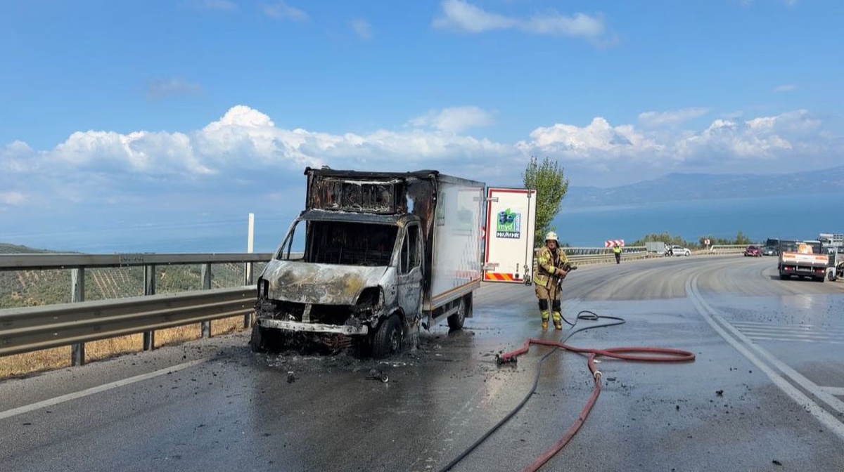 İznik'te Kamyonet Alev Alev Yandı