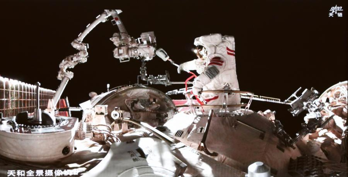 Çin Astronotları İlk Uzay Yürüyüşünü Tamamladı