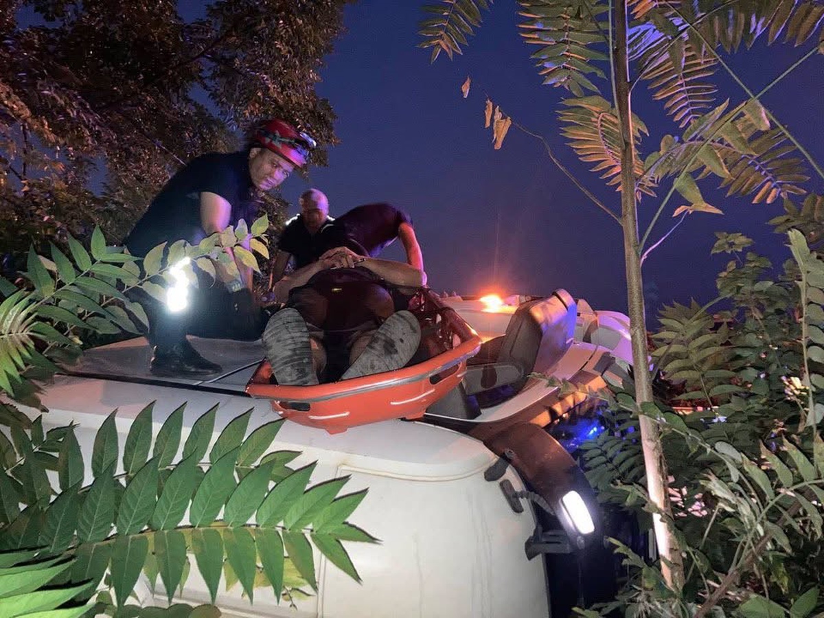 Hatay'da Tır Devrildi, Sürücü Yaralandı