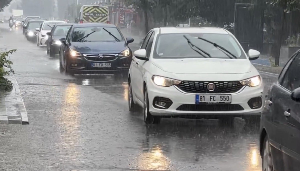 Düzce'de Kuvvetli Yağış Trafiği Etkiledi