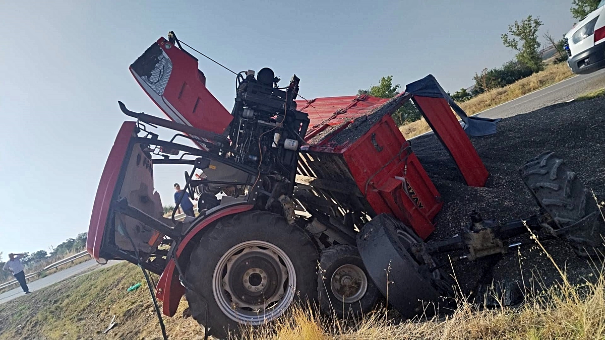 Traktör Devrildi: 1'i Ağır 2 Yaralı