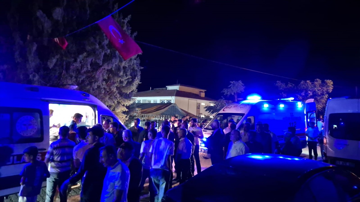 Keban'da LED Ekran Devrildi: 5 Yaralı