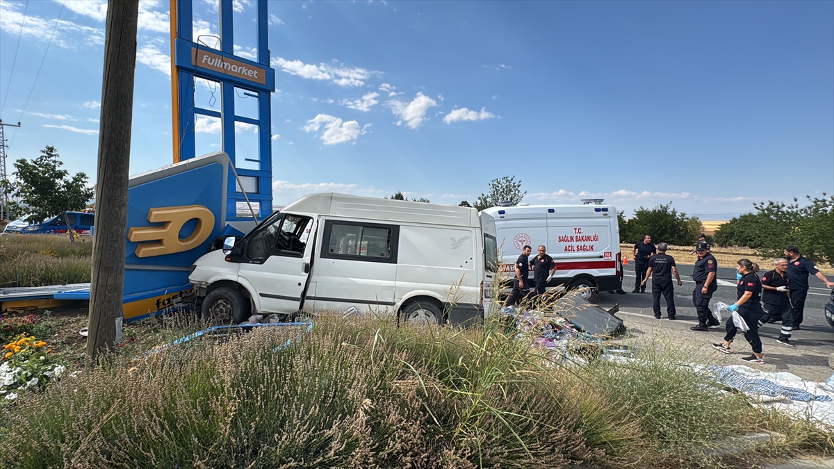 Elazığ'da Minibüs ile Hafif Ticari Araç Çarpıştı