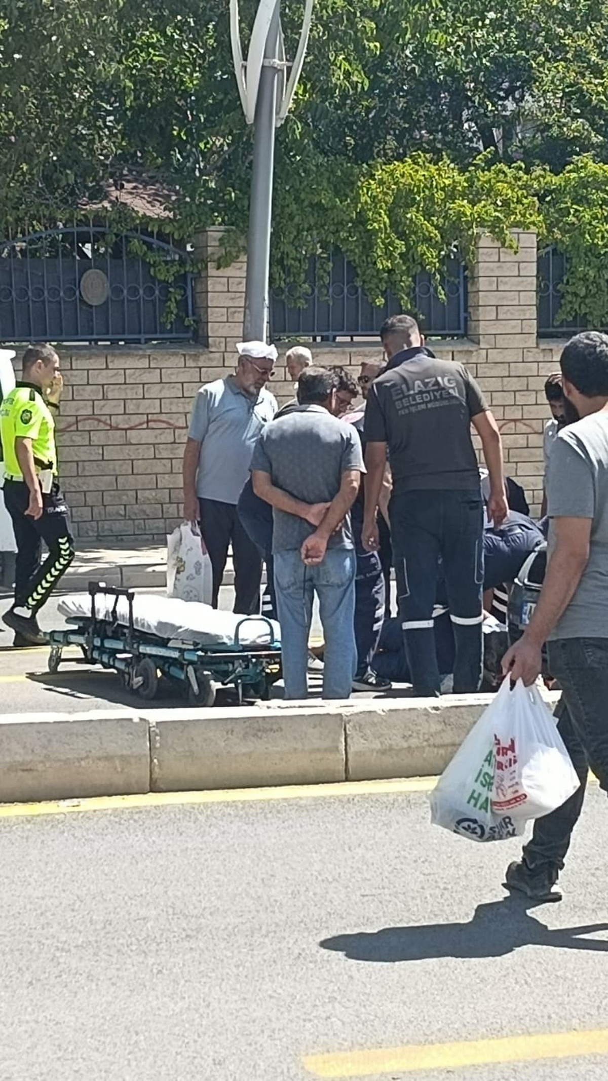 Elazığ'da Yaya Otomobilin Çarpması Sonucu Yaralandı