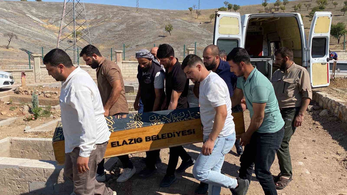 Yıldırım Çarpmasıyla 10 Yaşındaki Kız Hayatını Kaybetti