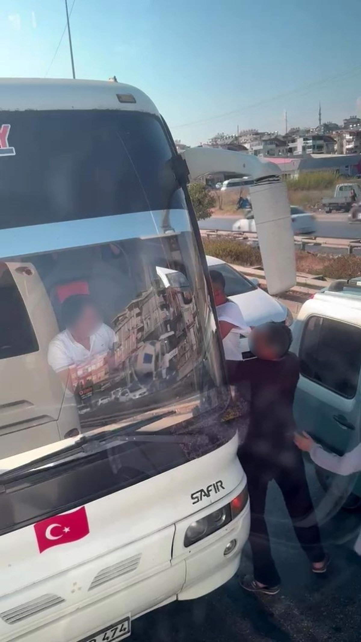 Manavgat'ta Servis Otobüsüne Saldırı