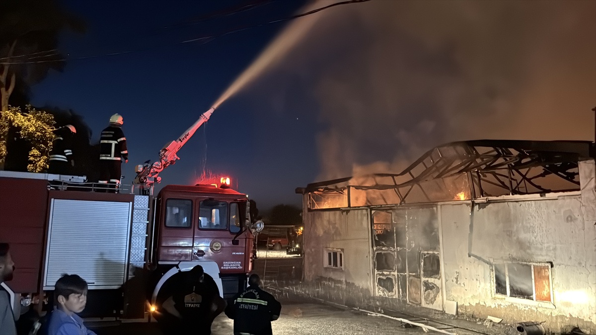 Erzincan'da Mobilya İmalathanesinde Yangın