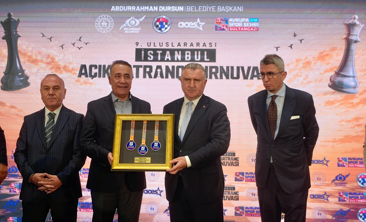 Bakan Bak, İstanbul Open Satranç Turnuvası\'na Katıldı