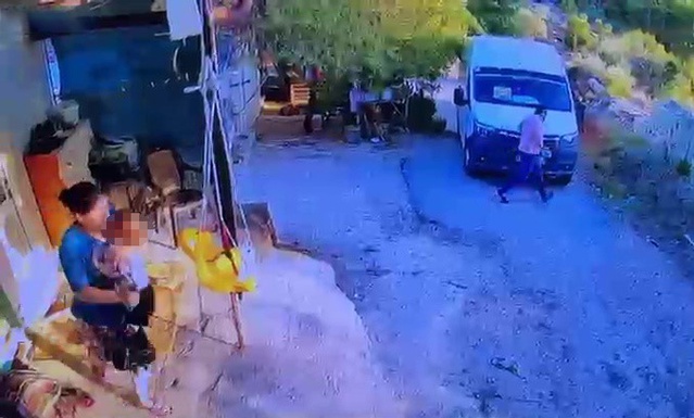 Baba Minibüsle Oğluna Çarptı, Küçük Çocuk Hayatını Kaybetti
