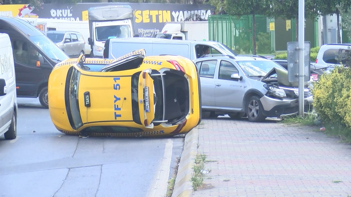Güngören'de Taksi-Otomobil Çarpışması: 2 Yaralı