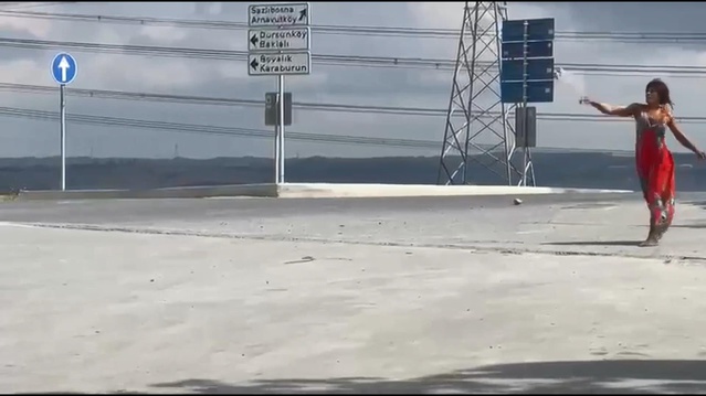 Yolda Taş Fırlatan Kadın Panik Yarattı