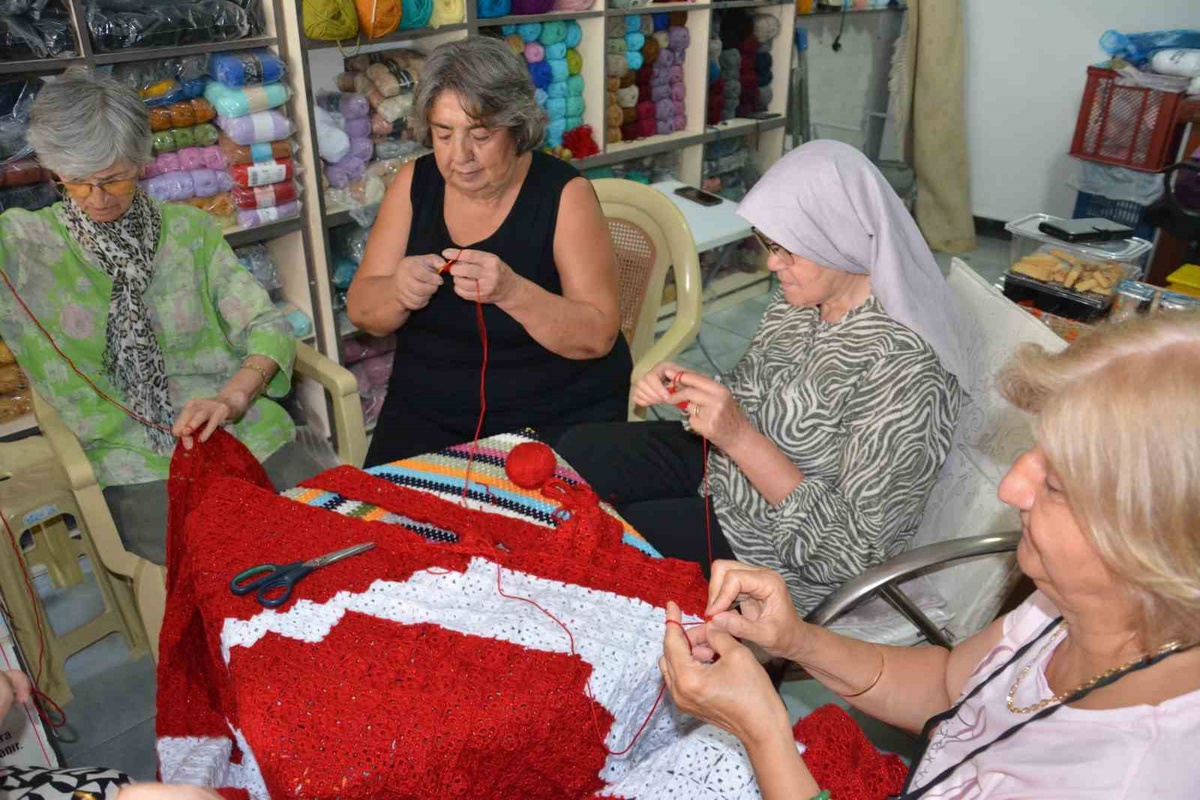 Demirci Kadınları'ndan Dev Türk Bayrağı