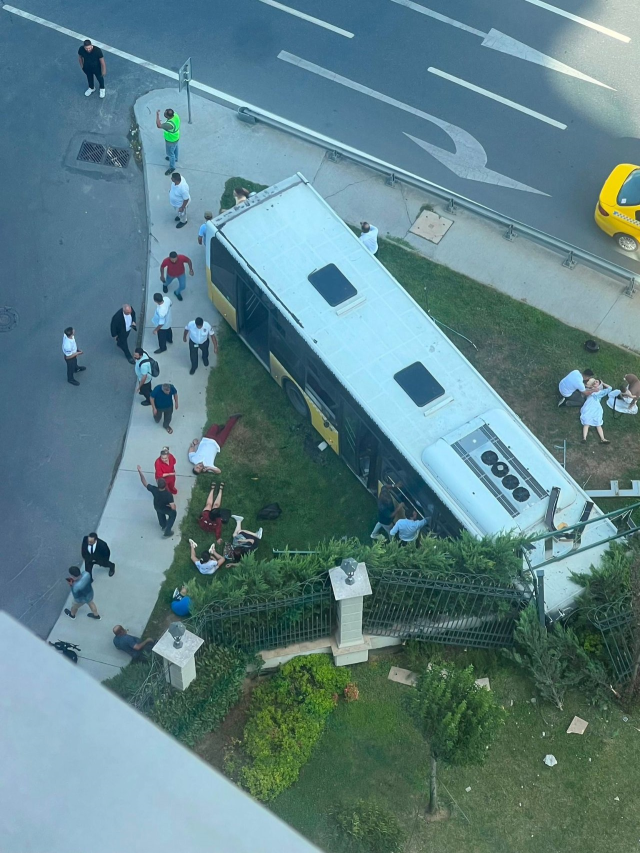 İstanbul'da İETT otobüsü kaza yaptı: 2 ölü, 16 yaralı