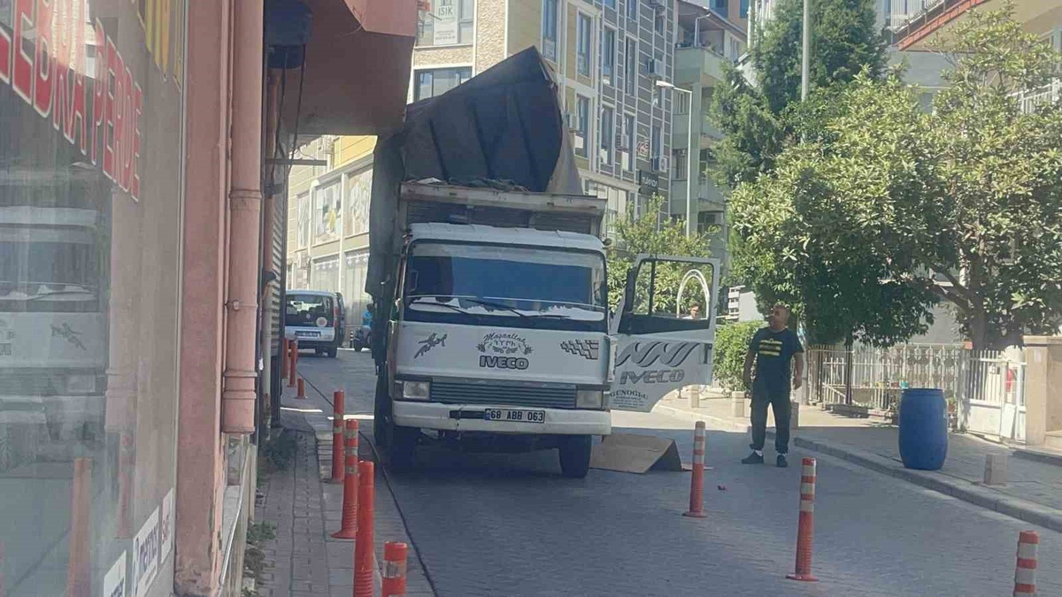 Kamyonet Balkonla Çarpıştı