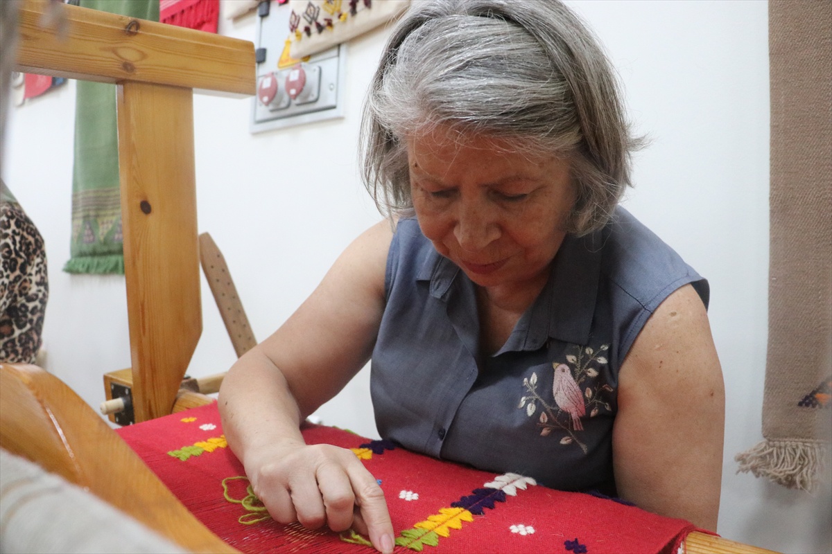Anne Kız Geleneksel Dokuma Kursunda